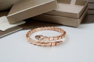 綺麗な ブルガリ セルペンティ ブレスレット 本物 18Kゴールド争奪戦 Buo96531