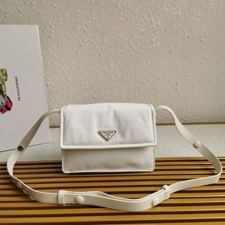 超話題!プラダ コピー☆パッド入りフラップバッグ Re-Nylon ジッパーポケット put60471 超話題!プラダ コピー☆パッド入りフラップバッグ Re-Nylon ジッパーポケット put60471