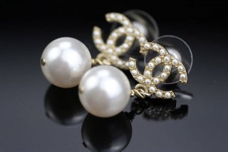 日本未入荷シャネル 本物 CCロゴ レジン & ストラス ピアス shx25580 日本未入荷シャネル 本物 CCロゴ レジン & ストラス ピアス shx25580