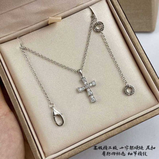 大人気!!新色ブルガリ クロス ネックレス 本物 Vゴールド超限定 Bul06007