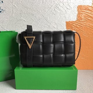 欲しい超限定ボッテガヴェネタ パデッドカセット コピー ショルダーバッグ ゴールド仕上げ 591970VCQR18425 欲しい超限定ボッテガヴェネタ パデッドカセット コピー ショルダーバッグ ゴールド仕上げ 591970VCQR18425