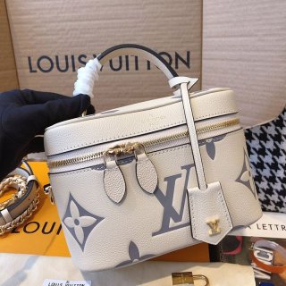 白が上品で可愛いルイヴィトン バッグ バニティコピーPM M45599 白が上品で可愛いルイヴィトン バッグ バニティコピーPM M45599