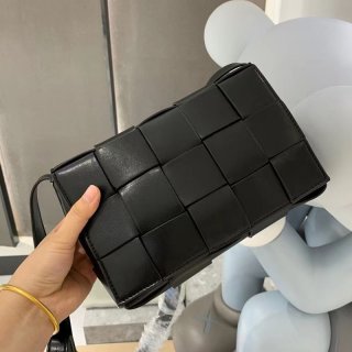日本未入荷ボッテガヴェネタ カセット 本物 クロスボディバッグ bol90713 日本未入荷ボッテガヴェネタ カセット 本物 クロスボディバッグ bol90713