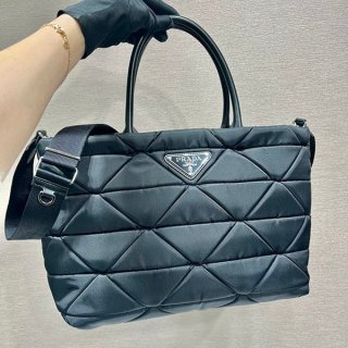 おすすめプラダ トライアングルロゴ Re Nylon パデッド トートバッグ 本物 pub95443 おすすめプラダ トライアングルロゴ Re Nylon パデッド トートバッグ 本物 pub95443