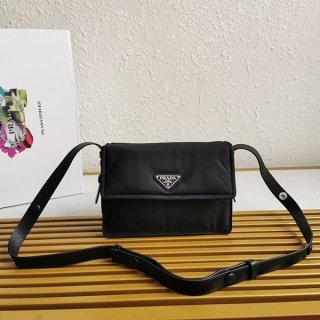 入手困難プラダ 本物☆パッド入りフラップバッグ Re-Nylon ジッパーポケット pul66574 入手困難プラダ 本物☆パッド入りフラップバッグ Re-Nylon ジッパーポケット pul66574