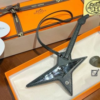 ステンレススチールのギターピック付きエルメスRockチャーム コピー erj09434 ステンレススチールのギターピック付きエルメスRockチャーム コピー erj09434