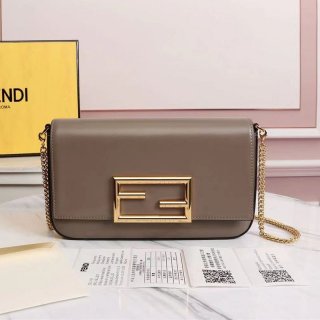 世界中で大人気フェンディ コピー 財布内蔵ミニバッグ ポーチ付き グレーレザー ミニバッグ 8BS032AHM0F1F1M 世界中で大人気フェンディ コピー 財布内蔵ミニバッグ ポーチ付き グレーレザー ミニバッグ 8BS032AHM0F1F1M