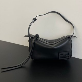 ギフトに最適フェンディ シンプリーフェンディ スモール レザー ミニバッグ 本物 8BS097AS7A ギフトに最適フェンディ シンプリーフェンディ スモール レザー ミニバッグ 本物 8BS097AS7A