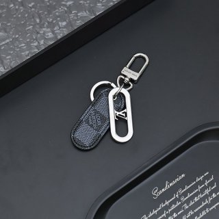 すぐ届く☆ルイヴィトン キーホルダー コピーLV シグネチャー vuw96529 すぐ届く☆ルイヴィトン キーホルダー コピーLV シグネチャー vuw96529