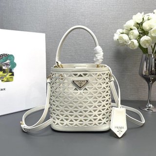 【入手困難】プラダ パニエ カットアウト 本物レザー★ ミニ 1BA2172CY4 【入手困難】プラダ パニエ カットアウト 本物レザー★ ミニ 1BA2172CY4