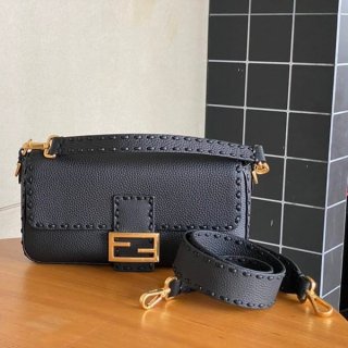 一目惚れフェンディ バゲット 本物 ピンク セレリア バッグ fet27775 一目惚れフェンディ バゲット 本物 ピンク セレリア バッグ fet27775