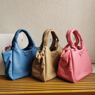 争奪戦プラダ ソフト パデッドナッパレザー ハンドバッグ 本物 3色 puw02730 争奪戦プラダ ソフト パデッドナッパレザー ハンドバッグ 本物 3色 puw02730