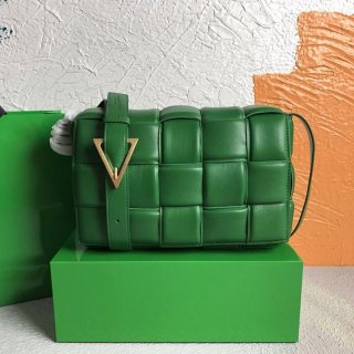 ボッテガヴェネタ 本物 パデッドカセット ショルダーバッグ グリーン boz19602 ボッテガヴェネタ 本物 パデッドカセット ショルダーバッグ グリーン boz19602