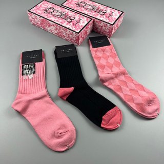 ミュウミュウ ソックス 本物 ロゴ入りコットン 三足 myl48733 ミュウミュウ ソックス 本物 ロゴ入りコットン 三足 myl48733
