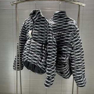 n級品 おすすめバレンシアガ コピー ロゴ ダウン フーディ ジャケット bar48692 n級品 おすすめバレンシアガ コピー ロゴ ダウン フーディ ジャケット bar48692