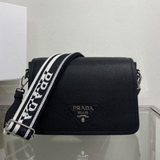 送料込 プラダ レタリングロゴ レザー ショルダーバッグ コピー puv15804 送料込 プラダ レタリングロゴ レザー ショルダーバッグ コピー puv15804
