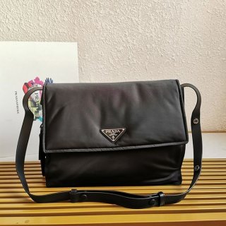 送料込プラダ リナイロン ラージパデッド ショルダーバッグ 本物 2サイズ 1BD256_RDLN 送料込プラダ リナイロン ラージパデッド ショルダーバッグ 本物 2サイズ 1BD256_RDLN