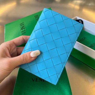 即発送 ボッテガヴェネタ 本物 パスポートケース bof71953