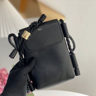 目を惹くカラー クロエ KEY スマホポーチ シャイニーカーフスキン製フラップ付き chm99259 目を惹くカラー クロエ KEY スマホポーチ シャイニーカーフスキン製フラップ付き chm99259