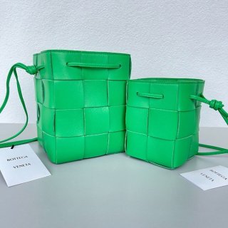 超話題!ボッテガヴェネタ 本物 カセット ショルダーバッグ グリーン 680218VCQC43722 超話題!ボッテガヴェネタ 本物 カセット ショルダーバッグ グリーン 680218VCQC43722