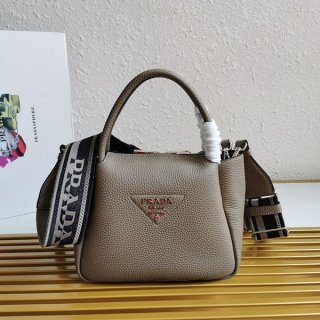 ☆超人気☆プラダ ショルダーバッグ レザー 新色☆希少 1BC147 ☆超人気☆プラダ ショルダーバッグ レザー 新色☆希少 1BC147