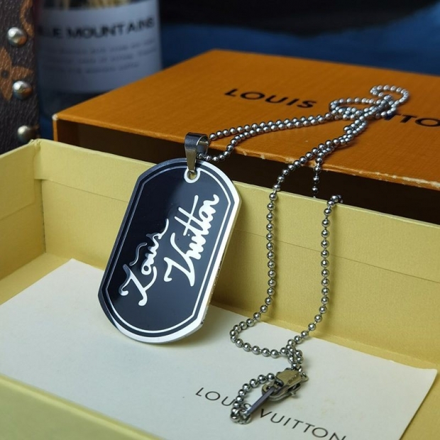 日本未入荷ルイヴィトン ペンダントシグネチャーLV 本物 ネックレス M00321