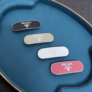目を惹くカラー プラダ ロゴ エナメルメタル ヘアクリップ バレッタ 本物 pux26065 目を惹くカラー プラダ ロゴ エナメルメタル ヘアクリップ バレッタ 本物 pux26065