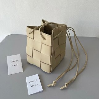 春夏新作ボッテガヴェネタ カセット 本物 ショルダーバッグ ポリッジ 680218VCQC49776 春夏新作ボッテガヴェネタ カセット 本物 ショルダーバッグ ポリッジ 680218VCQC49776