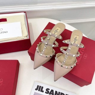 足元上品にヴァレンティノ パンプス コピー ローマンスタッズ カーフスキン パンプス Vuh15397 足元上品にヴァレンティノ パンプス コピー ローマンスタッズ カーフスキン パンプス Vuh15397