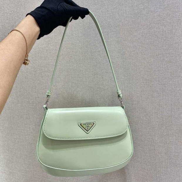 お洒落にプラダ★フラップ付きクレオショルダーバッグ 本物送料込 pug57927