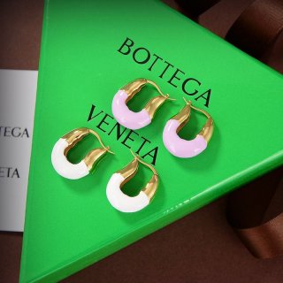 目を惹くカラー【ボッテガ ヴェネタ 本物】ナッパレザー ツイストフープ ピアス 2色 boq74112 目を惹くカラー【ボッテガ ヴェネタ 本物】ナッパレザー ツイストフープ ピアス 2色 boq74112
