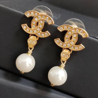 人気急上昇シャネル 本物 CCロゴ レジン & ストラス ピアス shd54846 人気急上昇シャネル 本物 CCロゴ レジン & ストラス ピアス shd54846