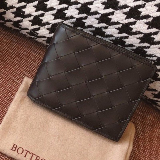 日本未入荷ボッテガヴェネタ 二つ折りウォレット 本物 bon84583