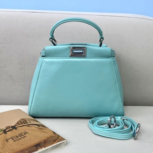 日本未入荷フェンディ ピーカブー 本物 ミニ レザー バッグ fek30712