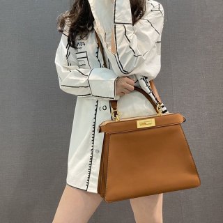 春もの新作フェンディ ピーカブー アイシーユー コピー ミディアム レザー バッグ fee82635 春もの新作フェンディ ピーカブー アイシーユー コピー ミディアム レザー バッグ fee82635