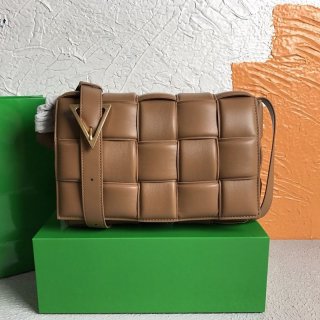 可愛いボッテガヴェネタ パデットカセット 本物 ショルダーバッグ キャラメル 591970VCQR19850 可愛いボッテガヴェネタ パデットカセット 本物 ショルダーバッグ キャラメル 591970VCQR19850