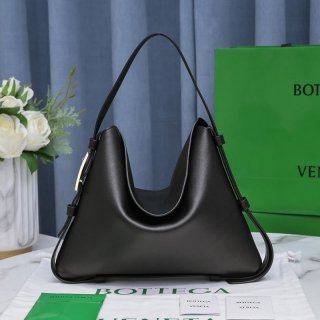 【即発】ボッテガヴェネタ クレードル 本物 スモールショルダーバッグ ブラック 680057V1BW08425 【即発】ボッテガヴェネタ クレードル 本物 スモールショルダーバッグ ブラック 680057V1BW08425