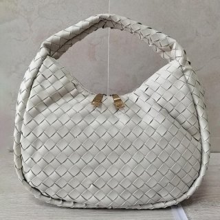 ★日本!!人気!ボッテガヴェネタ パデッド ジョディ コピー ホワイト bow77427 ★日本!!人気!ボッテガヴェネタ パデッド ジョディ コピー ホワイト bow77427