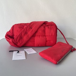 定番ボッテガヴェネタ パデッド テック カセット 本物 レッド boj96366