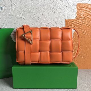 ☆超人気☆ボッテガヴェネタ コピー パデッドカセット ショルダーバッグ オレンジ bob93124 ☆超人気☆ボッテガヴェネタ コピー パデッドカセット ショルダーバッグ オレンジ bob93124