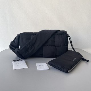 世界中で大人気ボッテガヴェネタ パデッド テック カセット 本物 ブラック 628951VBO818803