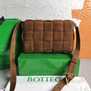 入手困難ボッテガヴェネタ カセット 本物 スエードのクロスボディバッグ bon09212 入手困難ボッテガヴェネタ カセット 本物 スエードのクロスボディバッグ bon09212