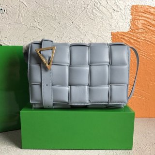 可愛いボッテガヴェネタ パデットカセット 本物 ショルダーバッグ ムーングレイ bos27294