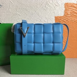 希少色ボッテガヴェネタ パデットカセット コピー ショルダーバッグ ブルー bou77826 希少色ボッテガヴェネタ パデットカセット コピー ショルダーバッグ ブルー bou77826