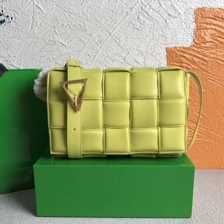 セール新作ボッテガヴェネタ パデッド カセット 本物 レザー製クロスボディバッグ boc82579 セール新作ボッテガヴェネタ パデッド カセット 本物 レザー製クロスボディバッグ boc82579