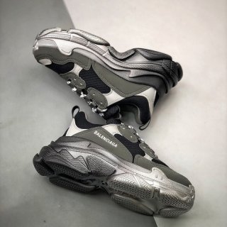 【日本未発売】バレンシアガ トリプルS 本物 スニーカー bau61599 【日本未発売】バレンシアガ トリプルS 本物 スニーカー bau61599