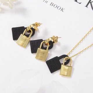 定番【人気】★エルメス 本物★オケリー ピアス 4色 H078851CK18 定番【人気】★エルメス 本物★オケリー ピアス 4色 H078851CK18