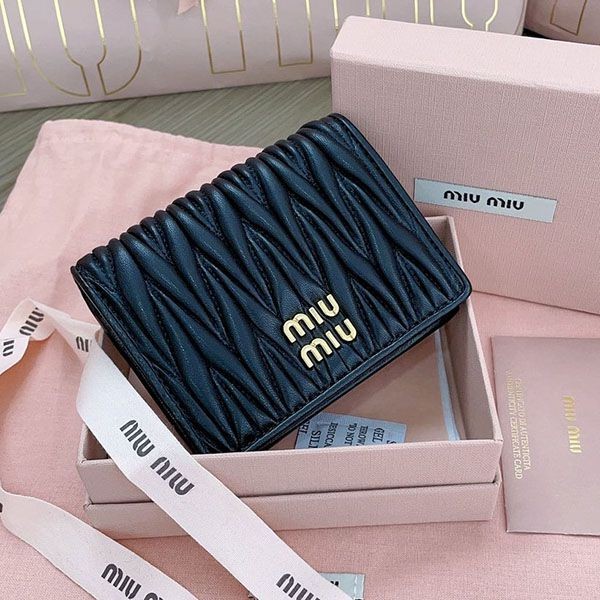 売上総額１位！ミュウミュウ マテラッセレザー 本物 2つ折りWALLET myj16354