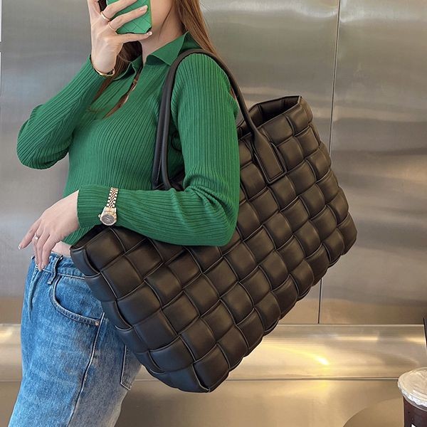 ☆超人気☆ボッテガ ヴェネタ 本物 Intrecciato モチーフパッド入りトートバッグ box28965