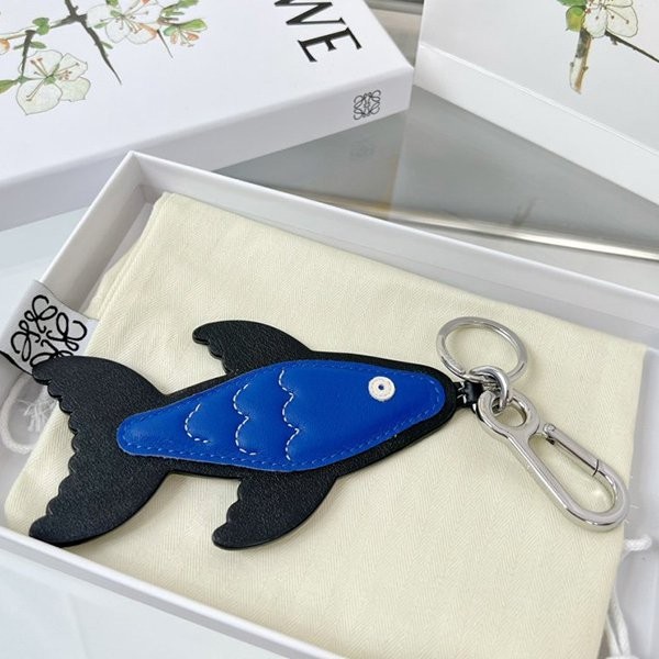 大人気！注目度抜群！ロエベ Fish Charm キーホルダー 本物 loo78346